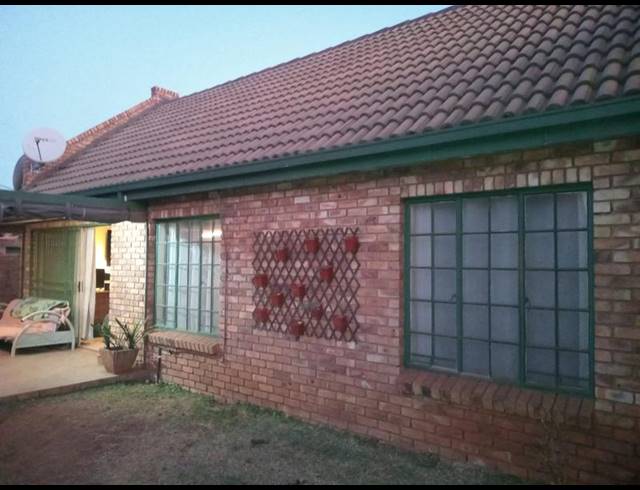 2 BEDROOM TOWNHOUSE FOR SALE IN SILVERTON